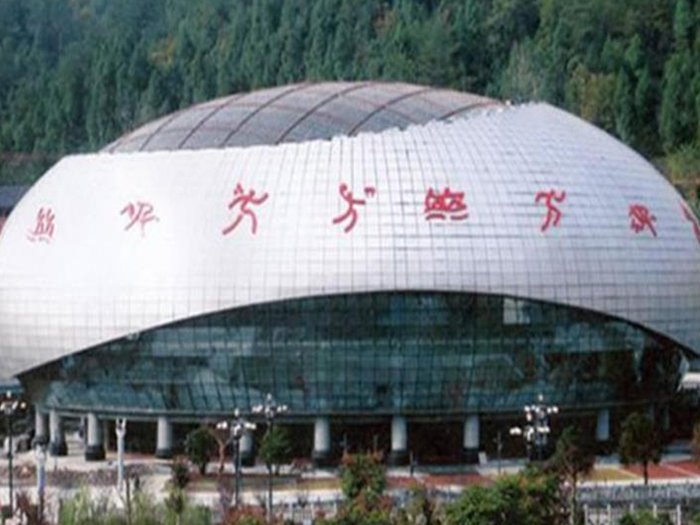 泊头体育中心球形网架加工安装
